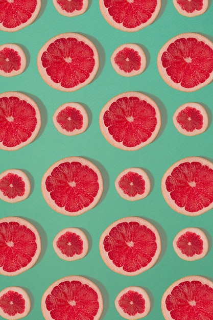 Grapefruit-Muster isoliert auf blauem Hintergrund flach