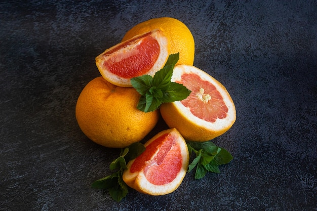 Grapefruit-Nahaufnahme auf dunklem Hintergrund geschnitten