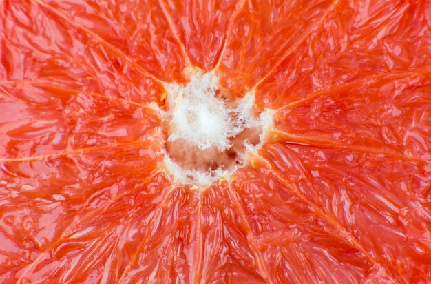 Grapefruit-Textur im Inneren auf dem weißen Hintergrund Citrus Nahaufnahme Foto Gesunder Lebensstil Foto Schöne Tapete Vegetarisches und veganes Konzept Vitamine aus der Natur