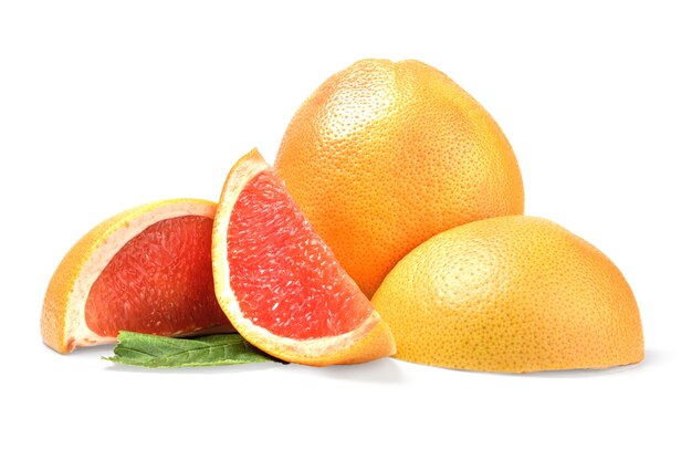 Grapefruit und Keile lokalisiert auf Weiß