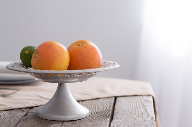 Grapefruit und Limette auf dem Tisch