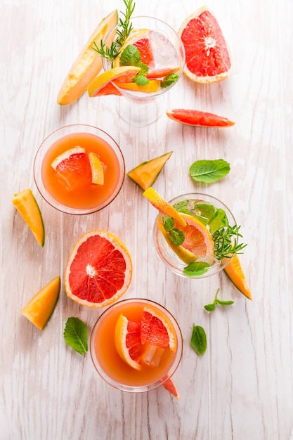 Grapefruit- und Melonensaft mit frischer Melone und BasilikumxA