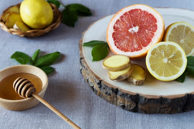 Grapefruit und Zitronen mit Honig