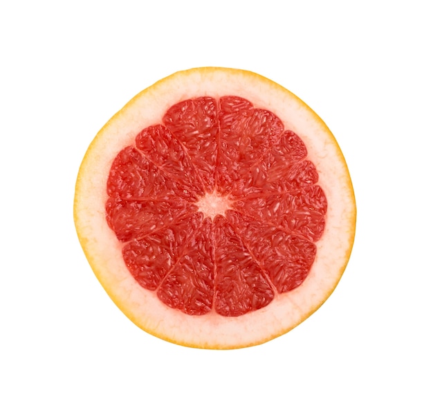 Grapefruit vermelha fatiada com casca de laranja closeup. seção de frutas suculentas agridoces. citrino rubi fatiado isolado com traçado de grampeamento