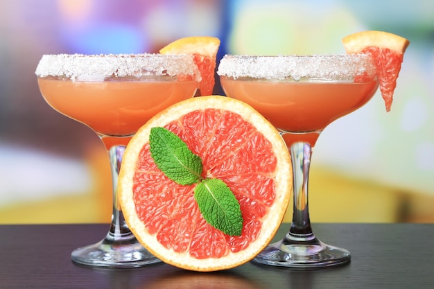 Grapefruitcocktail in Gläsern auf hellem Hintergrund