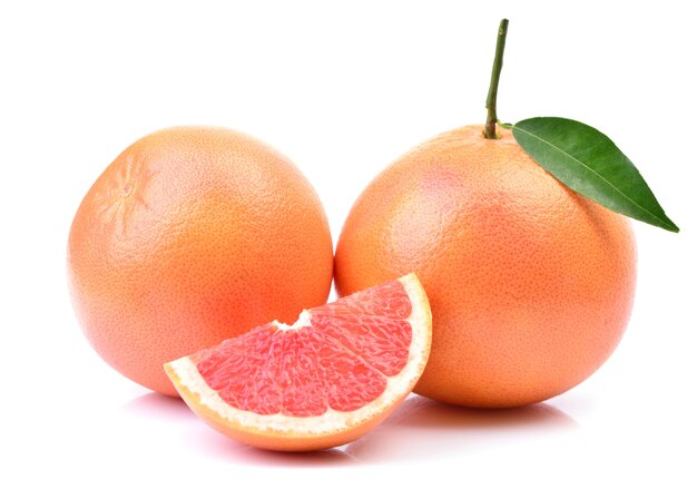 Grapefruits mit Blatt isoliert