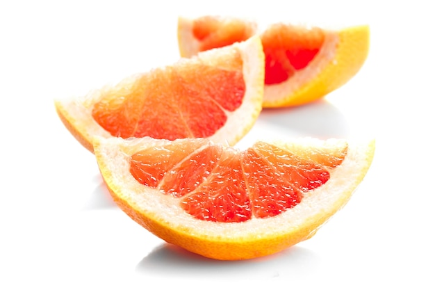 Grapefruits Teile isoliert auf Weiß, für Saft vorbereitet