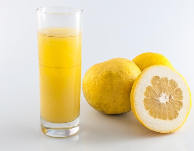 Grapefruitsaft auf farbigem Hintergrund