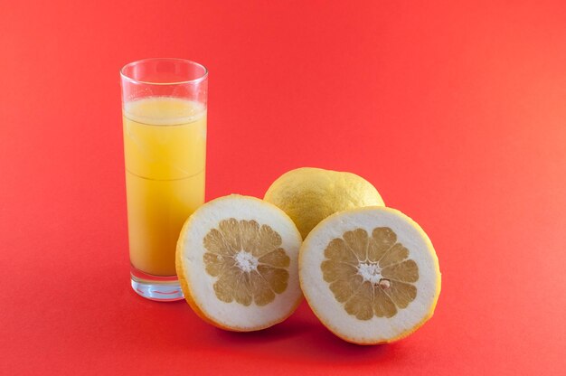 Grapefruitsaft auf farbigem Hintergrund