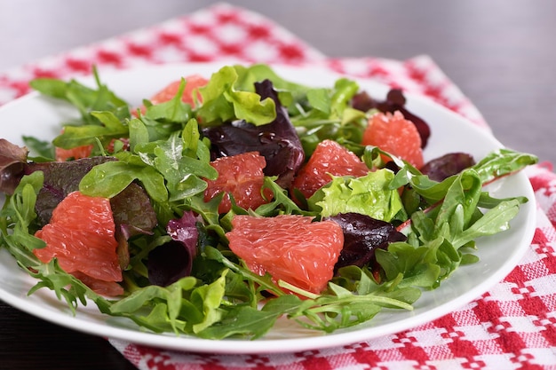 Grapefruitsalat, eine Mischung aus Kopfsalat, Rucola und Olivendressing. Diät-Menü. Richtige Ernährung. Vegetarisches Essen.