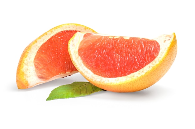 Grapefruitscheiben isoliert auf weißem Oberflächenausschnitt.