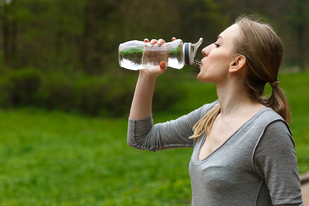 Gras Frau Läufer Flasche Person