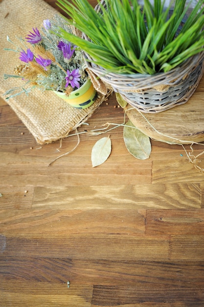 Gras- und Wiesenblumen auf altem rustikalem Holztisch