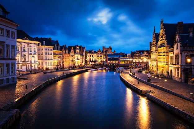 Graslei street y canal en la noche. Gante, Bélgica