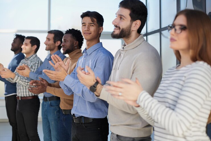 Foto grata equipe diversa expressando reconhecimento aplaudindo