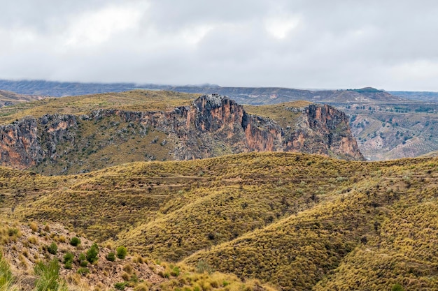 Grate und Klippen des Badland de Los Coloraos im Geopark von Granada