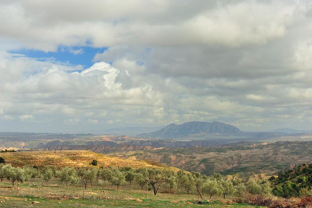 Grate und Klippen des Badland de Los Coloraos im Geopark von Granada