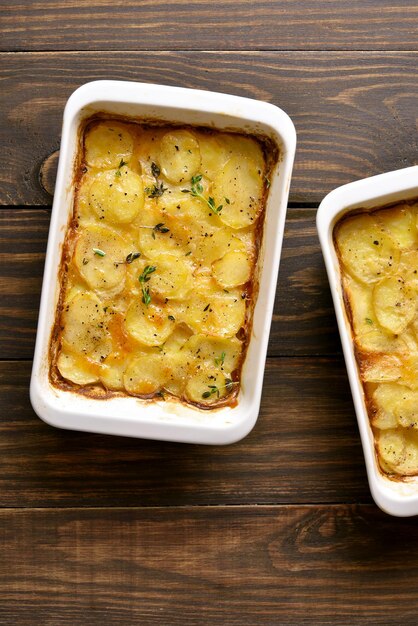 Foto gratin de patatas en el plato de horneado