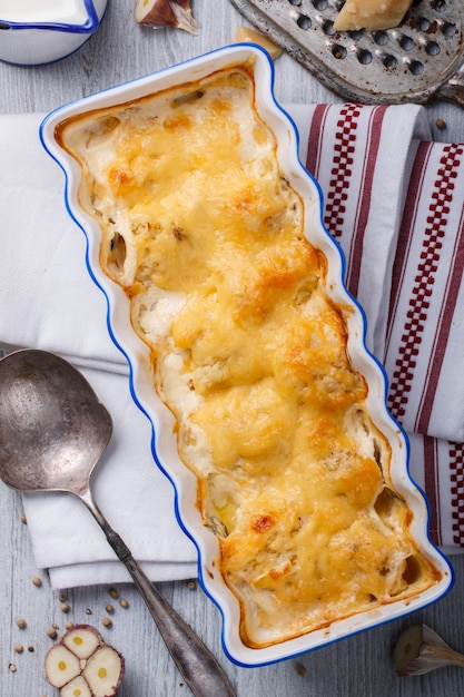 Gratin von Blumenkohl, Kartoffeln und Käse