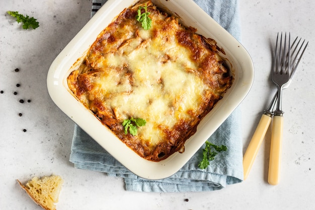 Gratinado al horno con pollo, verduras en salsa de tomate con queso.