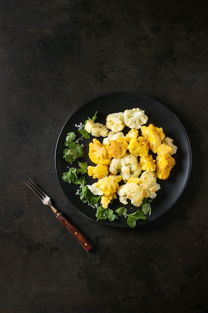 Gratinado de coliflor blanco y amarillo.