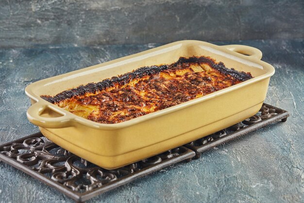 Gratinado de batata e batata-doce com ervas de Provence é assado no forno cozinha gourmet francesa