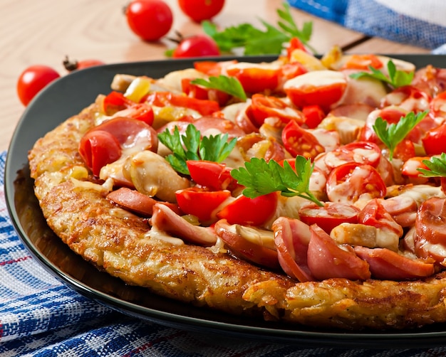 Gratinado de batata - pizza com linguiça, cogumelos e tomates