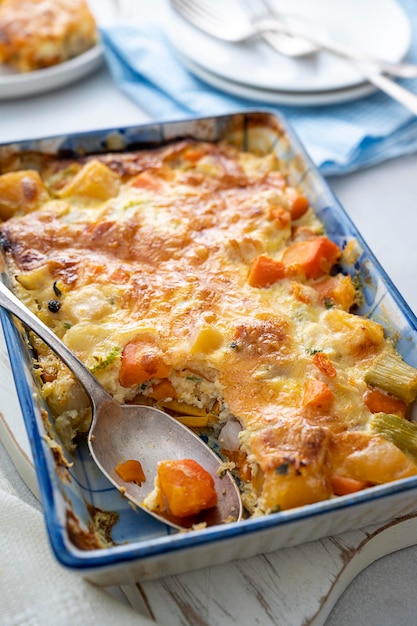 Gratinado de legumes com batata-doce aipo pastinaca queijo e ovos conforto rústico uma caçarola