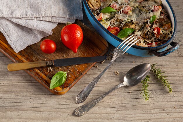 Gratinado de legumes em um prato sobre uma tábua