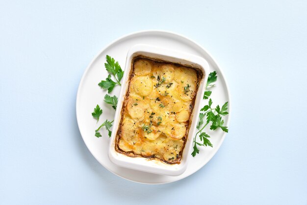 Gratinado de patatas en una fuente para horno