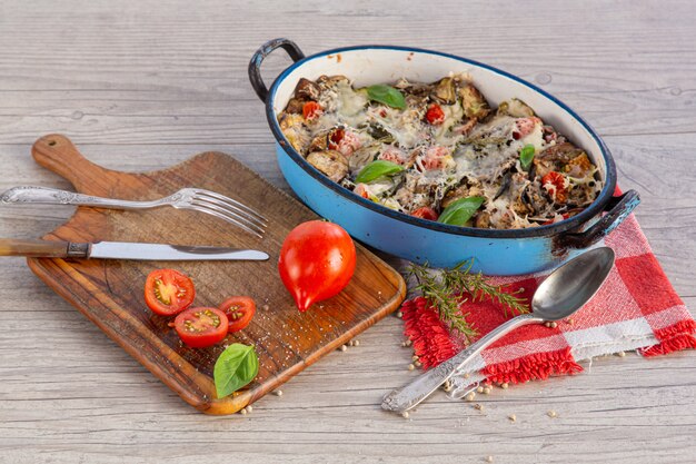 Gratinado de verduras en un plato