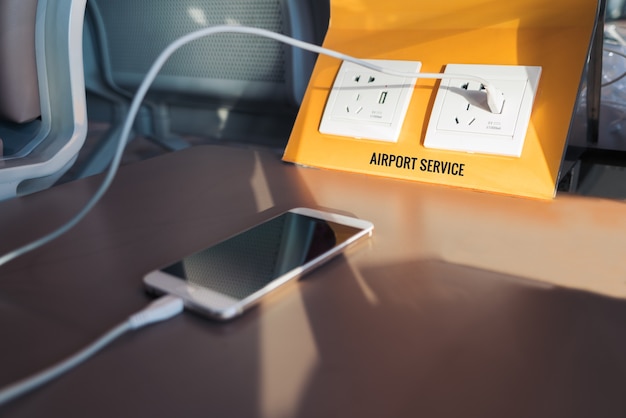 Gratis Stromstecker und USB-Stecker, Batterieladestation im Flughafen.