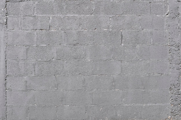 Grau gestrichene Blockwand