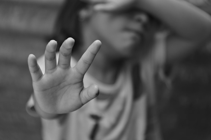 Foto grauaufnahme eines kindes, das mit der hand anhält