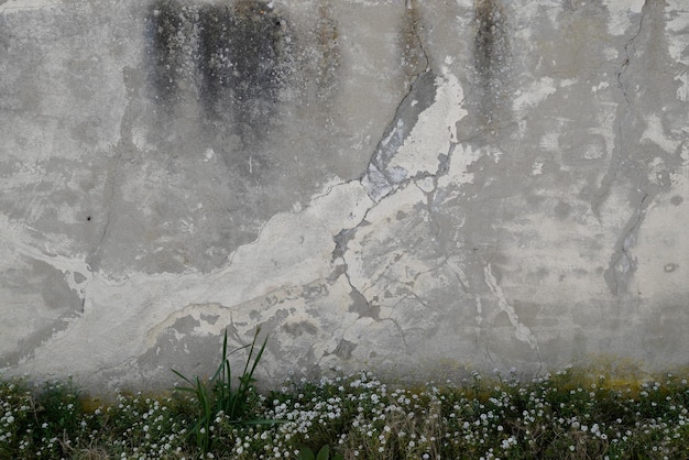 Graue Betonoberfläche im Freien verputzte Wand mit Crack-Tapeten-Grunge-Hintergrund