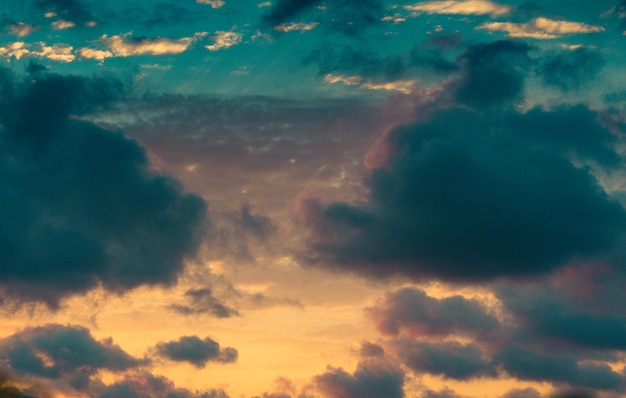 Graue Farbwolken bedecken teilweise den Himmel