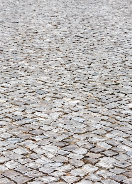 Graue gepflasterte Straße in der Stadt als Hintergrund.