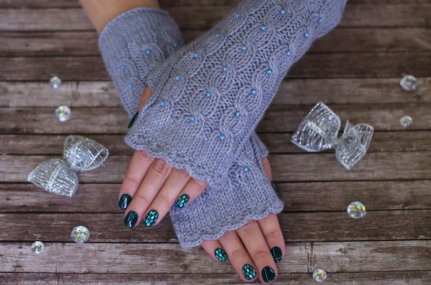 Foto graue handschuhe auf einem holz mit strass und bögen