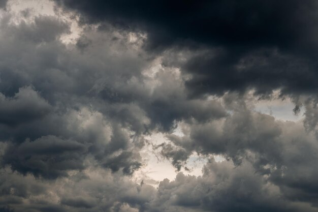 Graue hereinkommende Sturmwolken dunkle Nahaufnahmekulisse