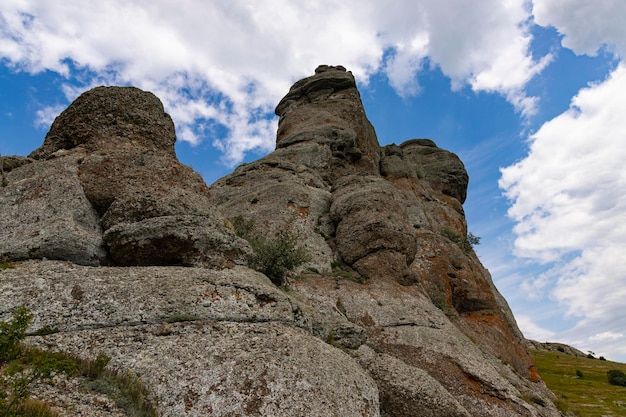 Graue Kalksteinfelsen der Bergschlucht in Form von Säulen, die unter der Einwirkung von Naturkräften entstanden sind