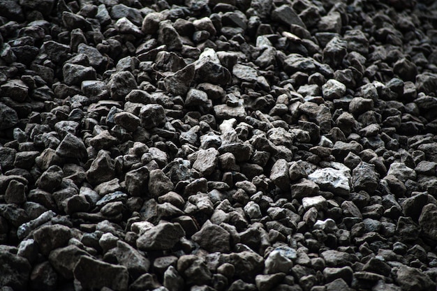 Graue kleine Felsen Bodenstruktur schwarze kleine Straße Stein Hintergrund Kies Kiesel Stein nahtlose Textur dunkler Hintergrund aus zerkleinertem Granitkies Nahaufnahme klumpender Ton