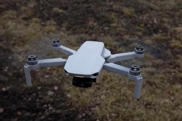 Graue Quadcopter-Drohne im Flug