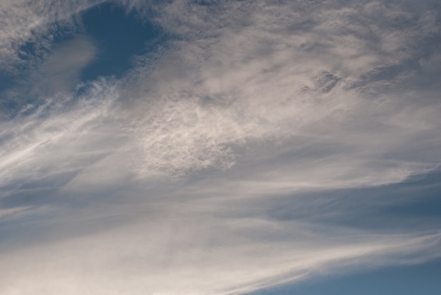 Graue und weiße Lichtwolken am blauen Himmel