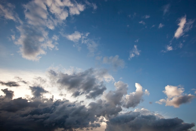 Graue Wolken am blauen Himmel