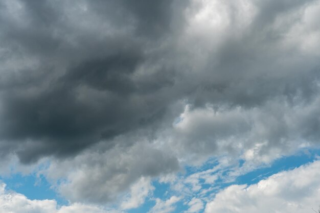 Graue Wolken Der Himmel vor dem Regen und der blaue Himmel des Donners über grauen Wolken