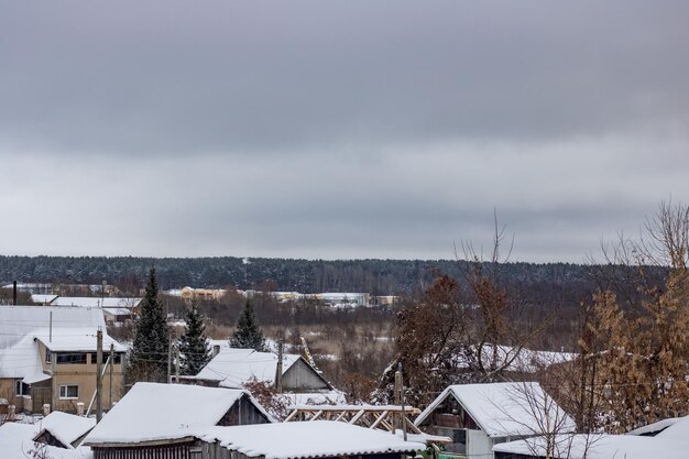 Grauer Himmel über den Häusern auf dem Land