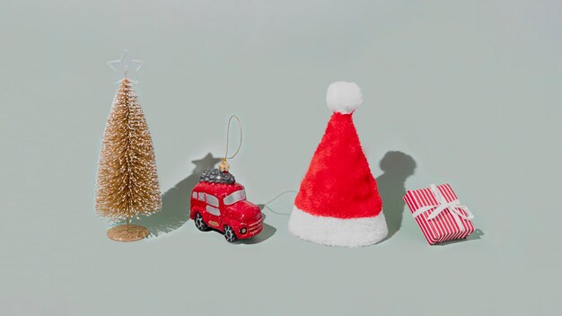 Grauer Hintergrund mit Weihnachts- oder Neujahrssymbolattributobjekten und -gegenständen