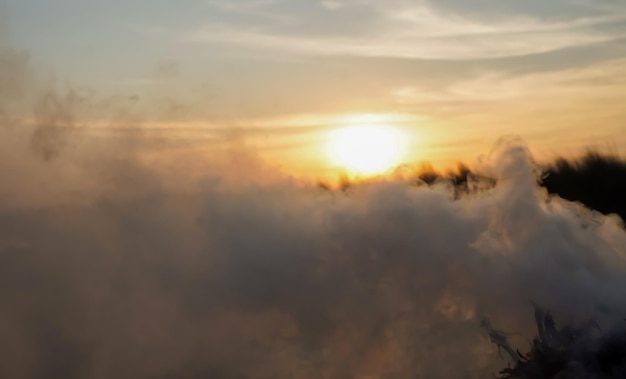 Grauer Rauch mit Sonnenuntergang und Abendhintergrund. Texturüberlagerungen mit nebligem Nebeleffekt für Text oder Raum