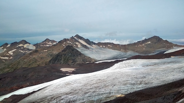 grauer Schnee liegt in den Bergen