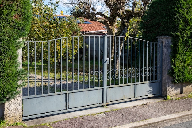 grauer Stahl klassischer alter Brut Vintage-Portal-Stil Metall-Auffahrt altes Eingangstor Retro
